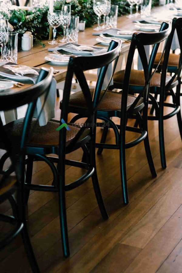 Mustad toolid Cross-Back Toolide rent Mööbli rent Ideaalne tool pulmadesse