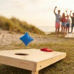 Cornhole loogihetk rannapeol - kott lendamas laua augu poole